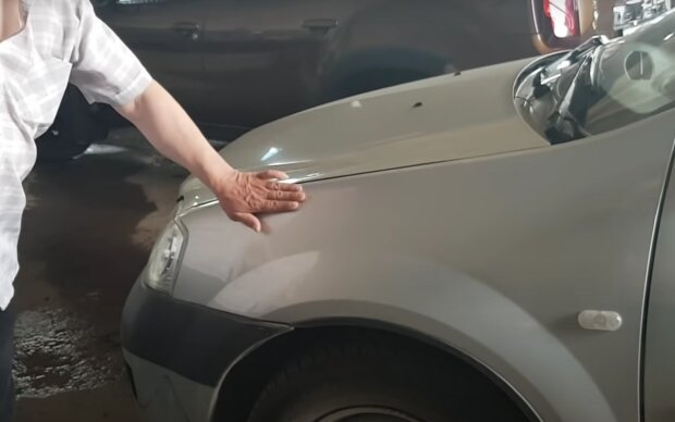 Как убрать вмятину на автомобиле. Фото: скрин youtube