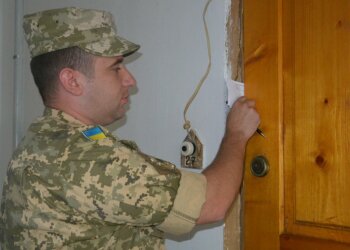 Вручение повестки, скриншот: YouTube