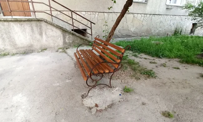Лавочка у подъезда многоэтажки