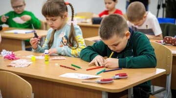 Діти за партою в школі