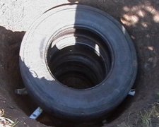 Мать выбросила младенца в выгребную яму