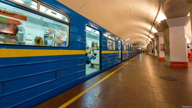 Украинские художники сделали удивительный подарок киевскому метро: "Едем в лето ярко"