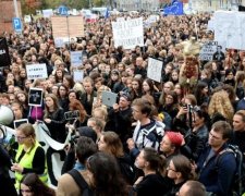 Десятки тисяч людей у чорному заповнили центр Варшави