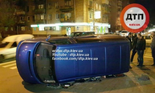 На Подолі Daewoo перекинув Volkswagen: постраждала дитина (фото, відео)