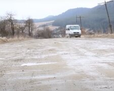 Під Тернополем комунальники оскандалилися ганебним ремонтом дороги - асфальт зняли, а залатати "забули"