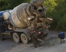 В Кривом Роге жители начали сами ремонтировать дороги