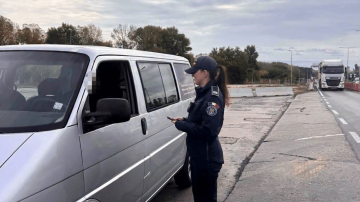 Прикордонниця перевіряє документи у водія на кордоні
