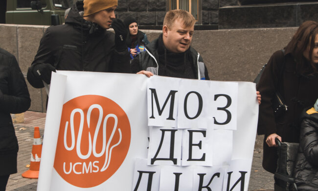 Банковую окружили тяжелобольные, крик о помощи к Зеленскому услышала вся Украина: "Не протянем..."