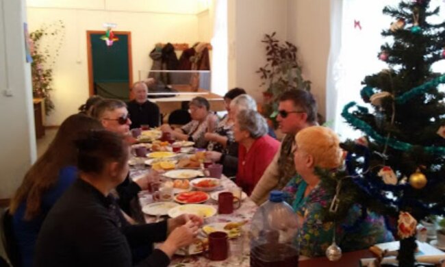 Переїдання за новорічним столом, фото: kurjer.info