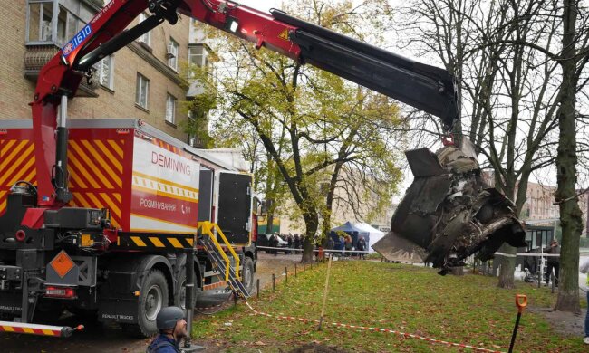 ДСНС вилучає залишки балістичної ракети біля багатоповерхівок у Києві