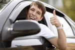 У Києві автомобіль засмоктало в комунальну діру: фото