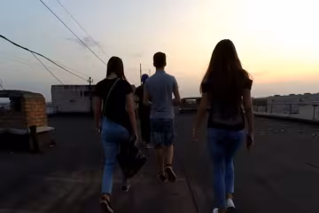 Подростки на крыше, фото: скриншот из видео