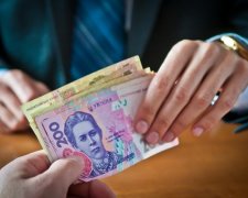 Середня зарплата в Україні зменшилася на 880 гривень