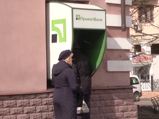 Клієнти ПриватБанку. Фото: скрін youtube