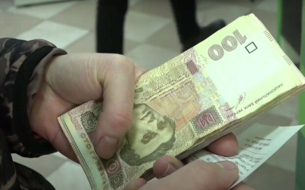 Гроші. Фото: скріншот youtube