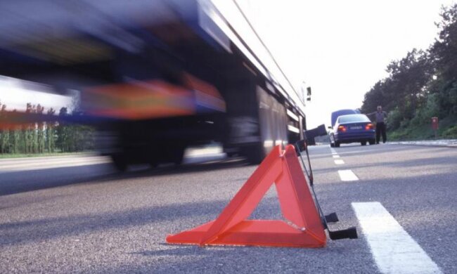 Некерована вантажівка знесла одразу три авто в Києві: є постраждалі