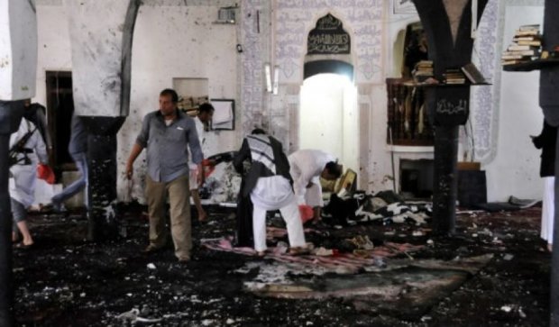 В Йемене смертники подорвали мечеть во время молитвы