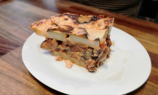 Греческая запеканка с мясом и соусом бешамель: фото скрин Ютуб