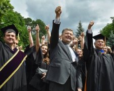 Порошенко взяв участь у флеш-мобі до 400-річчя Могилянки (відео)