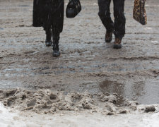 Каша під ногами: як захистити взуття від їдкої солі