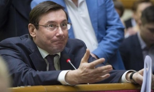 Украинцы подают петиции за увольнение Луценко