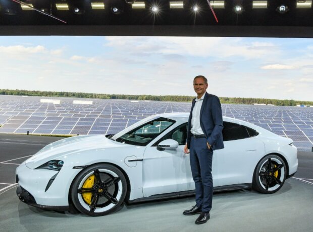 Украинцы массово заказывают Porsche Taycan за миллионы гривен 2 Украинцы массово заказывают Porsche Taycan за миллионы гривен 1