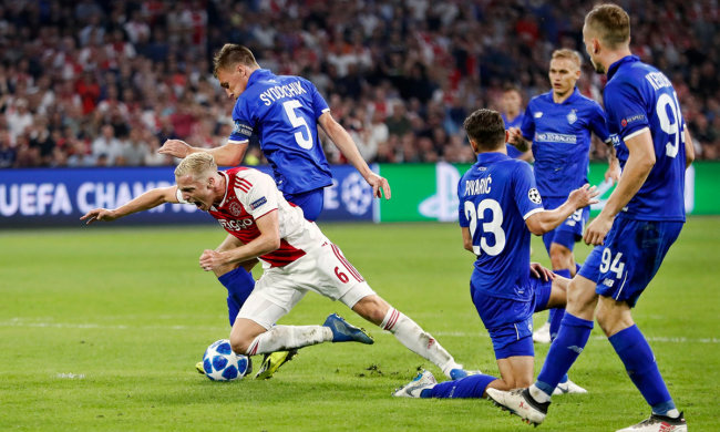 Солістка Циганського театру народила сина форварда "Динамо": фото