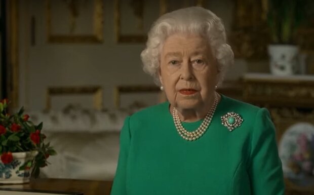 Королева Елизавета II не слушает врачей. Она пошла на крестины внуков. Есть первые фото после болезни