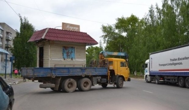Не церемонясь: в России вместе с киоском демонтировали продавщицу