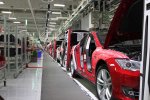 Tesla показала, як збирає автомобілі: тисячі деталей і мінімум роботів