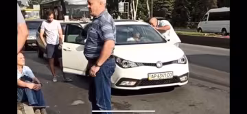 В Запорожье банда амбалов сломала ногу беспомощному старику - хотели "научить"