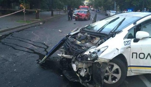 Харківські копи на шаленій швидкості протаранили Lexus: скалічених пасажирів намагаються врятувати