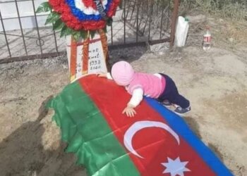 малыш, потерявший родных во время обстрела гражданского населения в Азербайджане