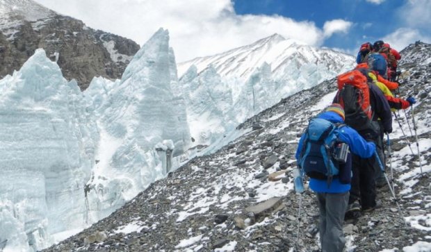 В Непале туристам вновь разрешили взбираться на Эверест