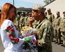 Защитники Украины, в перерыве между службой, сделали себя счастливыми: "Андрей понравился с первого взгляда...", нежные фото