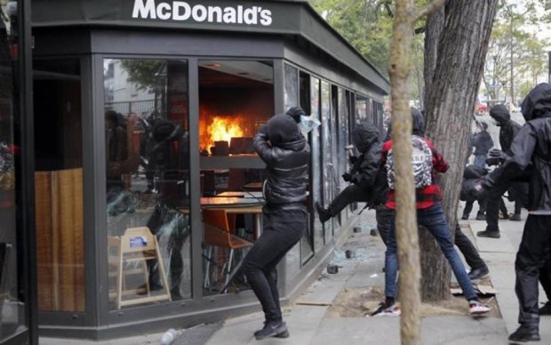Пекельний Першотравень у Європі: тисячний натовп підпалив Париж