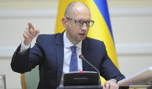 Яценюк хочет лишить диппаспортов некоторых народных депутатов