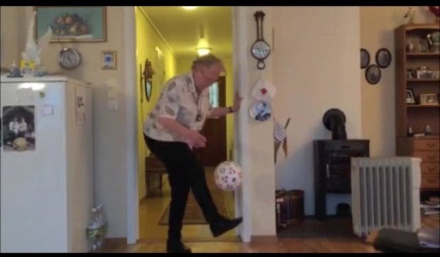 Бабушка дня: 90-летняя норвежка жонглирует мячом (видео)