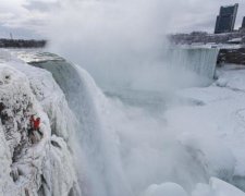 Зачаровує: мороз перетворив водоспади Прикарпаття на крижані скульптури