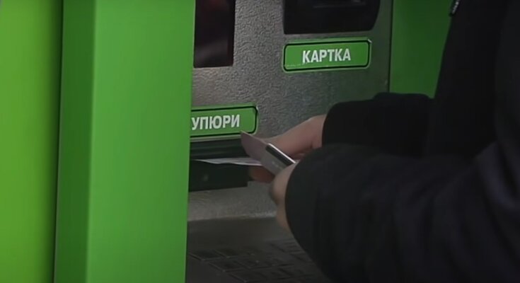 Банкомат ПриватБанка. Фото: скрин youtube