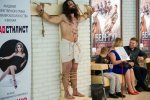 У Москві розіпнутого чоловіка виставили на огляд