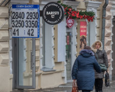 Курс валют на 18 грудня: долар вчепився у гривню