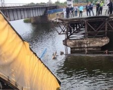 Под Днепром мост рухнул в реку вместе с фурой - спасатели летят со всего города, дикая паника