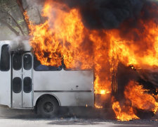 Пасажирський автобус спалахнув просто на ходу: моторошна НП приголомшила Україну