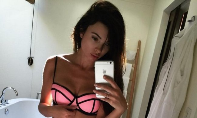 Жена украинского футболиста показала стройную фигуру в "военных" бикини