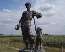 У рідному селі Шевченка розбили і украли його пам'ятник