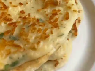 Сирні млинці із зеленню, кадр з відео