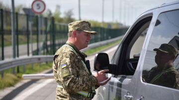 Через брата-ухилянта не випускають за кордон