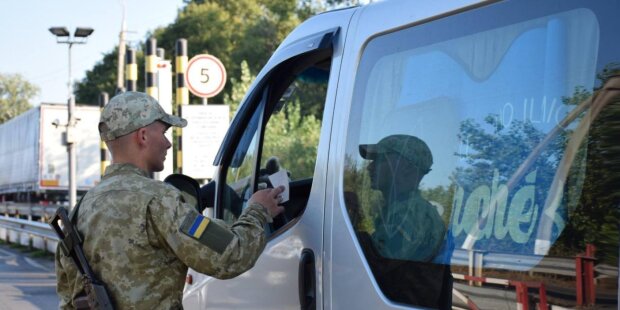 Пограничник проверяет документы. Фото: dpsu.gov.ua