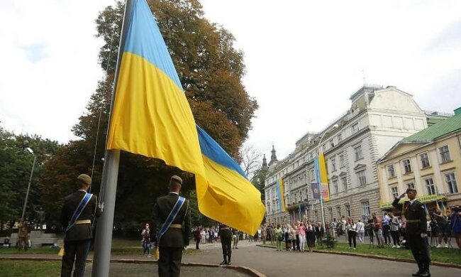 Маленьких львовян заставят гонять возле школы с флагом